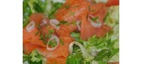 Préparation de salades vertes au saumon